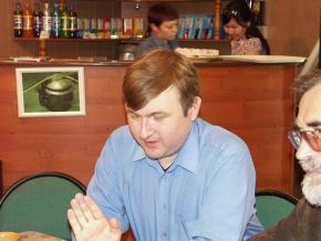 Пердун и Основатель Neolurk(а), он же Админ и прочая и прочая. Толсторожая рыжая падла в центре снимка и есть сам ярослав золотарев. Фото старое, 15-17-летней давности, и нынче сам ярослав выглядит гораздо хуже и толще.